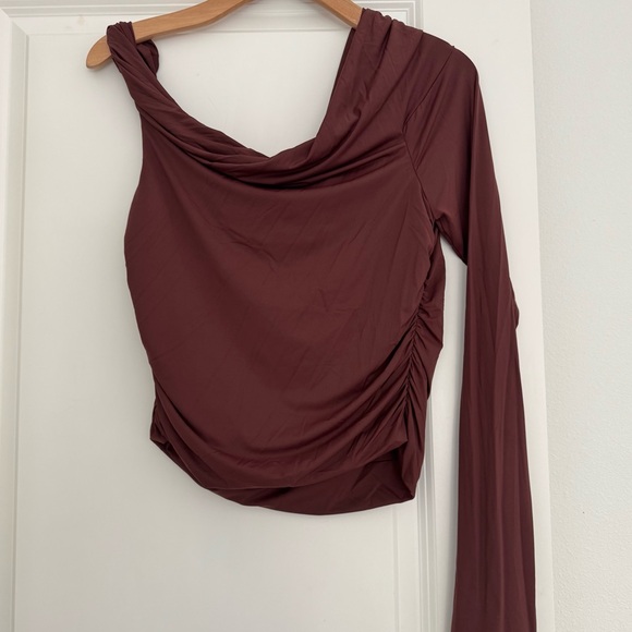 NEW ZARA maroon colored women’s one sleeve shoulder twist shirt top size XL - Picture 3 of 4